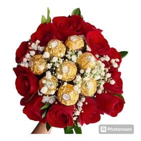 Buquê de 10 rosas vermelhas e Ferrero Rocher  